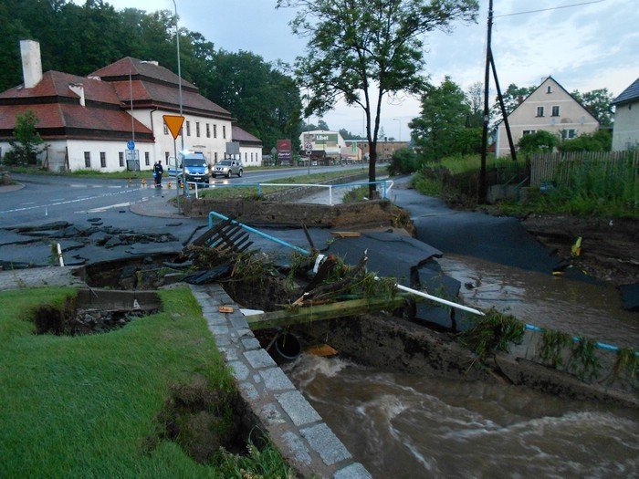 po-nawanicy-podtopienia-zniszczone-drogi-nie-ma-przejazdu-przez-maciejowa-foto-40929