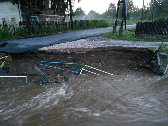 po-nawanicy-podtopienia-zniszczone-drogi-nie-ma-przejazdu-przez-maciejowa-foto-40929