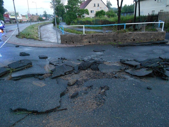 po-nawanicy-podtopienia-zniszczone-drogi-nie-ma-przejazdu-przez-maciejowa-foto-40929