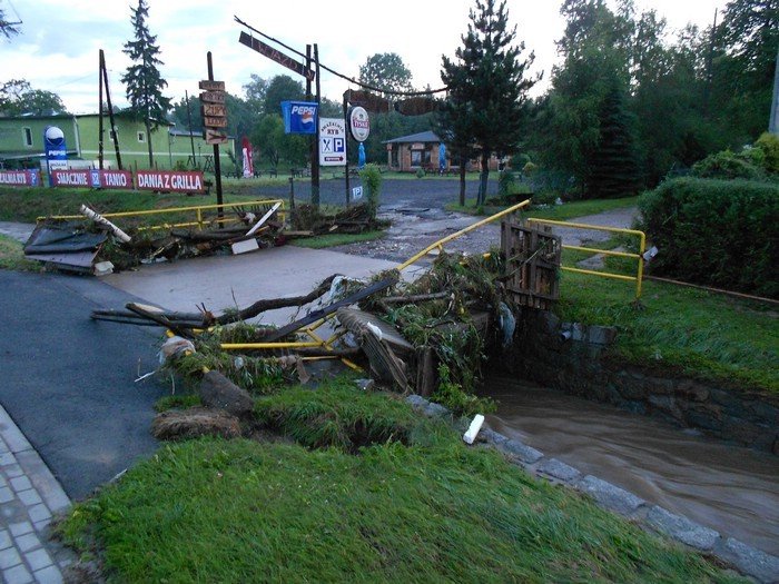po-nawanicy-podtopienia-zniszczone-drogi-nie-ma-przejazdu-przez-maciejowa-foto-40929