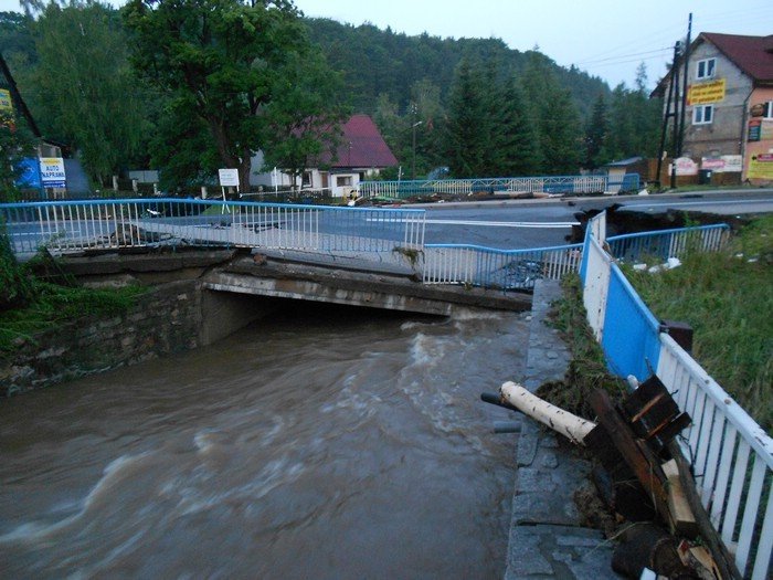 po-nawanicy-podtopienia-zniszczone-drogi-nie-ma-przejazdu-przez-maciejowa-foto-40929