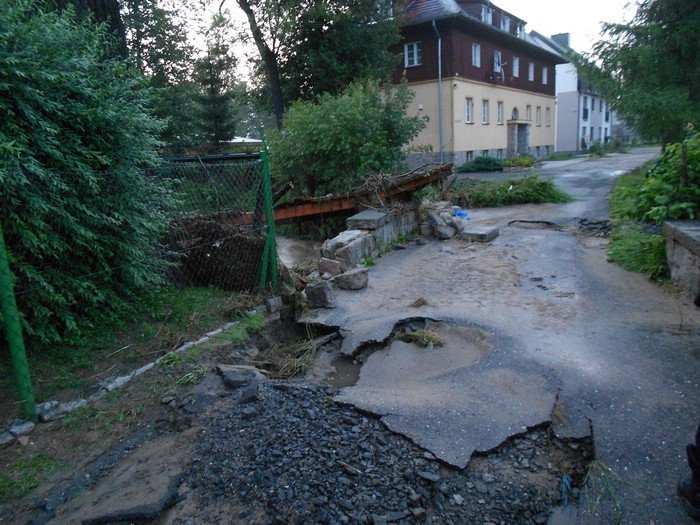 po-nawanicy-podtopienia-zniszczone-drogi-nie-ma-przejazdu-przez-maciejowa-foto-40929