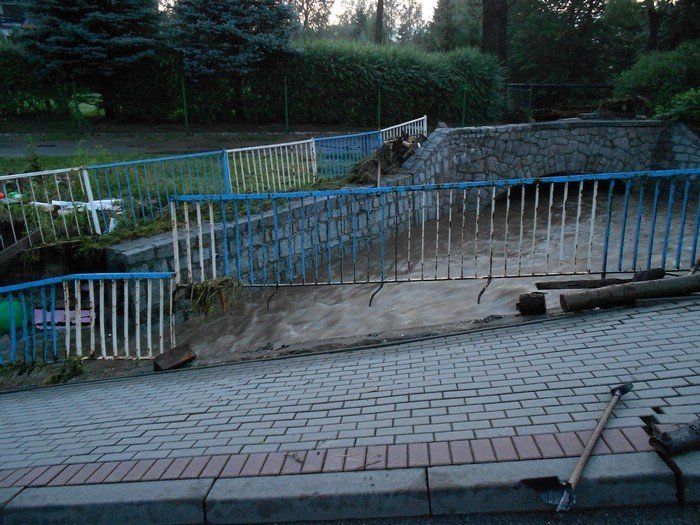 po-nawanicy-podtopienia-zniszczone-drogi-nie-ma-przejazdu-przez-maciejowa-foto-40929