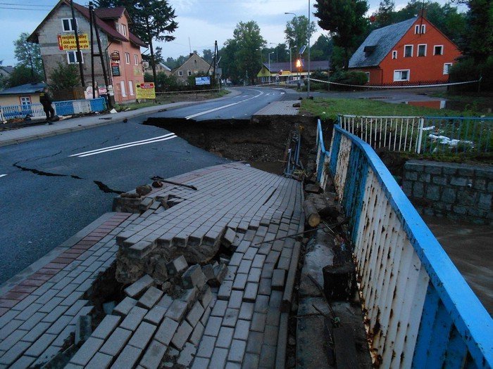 po-nawanicy-podtopienia-zniszczone-drogi-nie-ma-przejazdu-przez-maciejowa-foto-40929