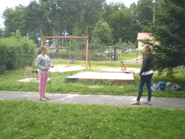 na-placu-zabaw-w-michaowicach-kroluja-chaszcze-foto-41076