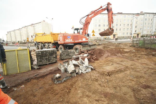 Na razie drogowcy zajmują się krawężnikami przy tej jednej z ważniejszych ulic osiedla Zabobrze.