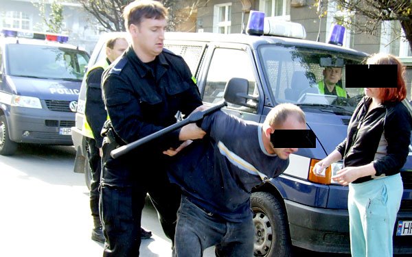 Policjanci mieli kłopot, aby obezwładnić krewkiego sprawcę zdarzenia.