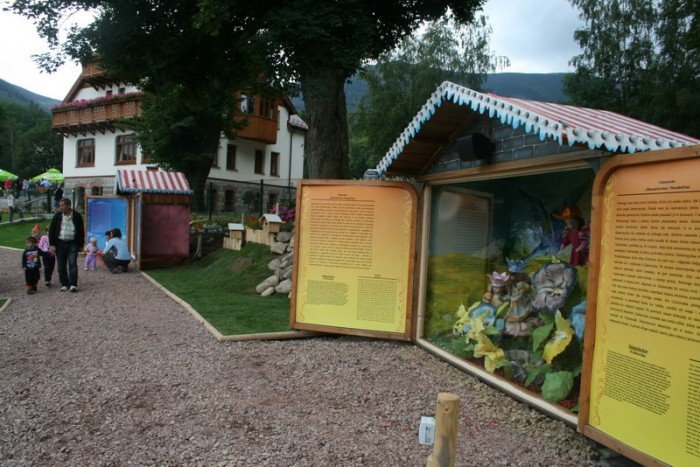 czytelniczka-w-parku-bajek-jest-swietnie-foto-41183
