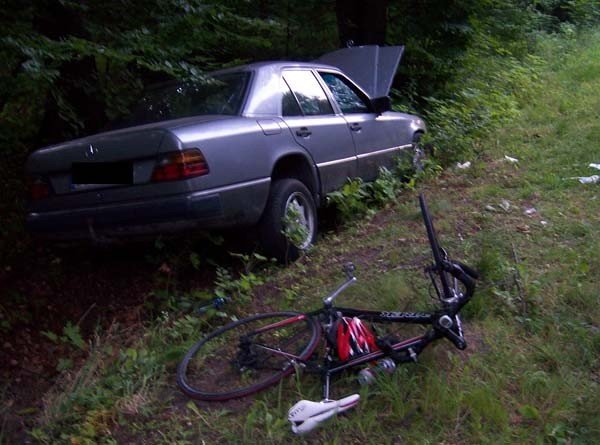 potracenie-cyklisty-w-uboczu-przez-gupote-kierowcy-vw-foto-41229