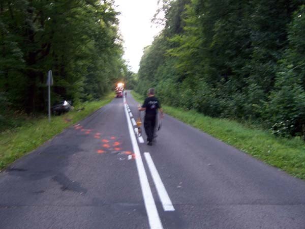 potracenie-cyklisty-w-uboczu-przez-gupote-kierowcy-vw-foto-41229