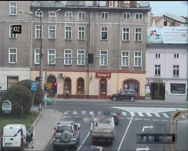 zuchway-zodziej-okrad-zaparkowane-auto-w-centrum-41230