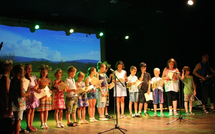 rozspiewani-wsrod-kwiatow-dzieci-zakonczyy-letni-wypoczynek-w-muflonie-foto-41237