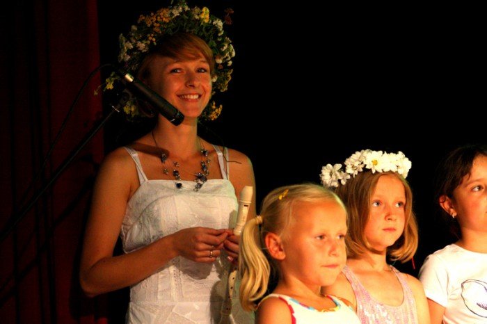 rozspiewani-wsrod-kwiatow-dzieci-zakonczyy-letni-wypoczynek-w-muflonie-foto-41237