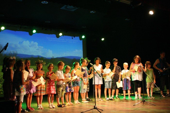 rozspiewani-wsrod-kwiatow-dzieci-zakonczyy-letni-wypoczynek-w-muflonie-foto-41237