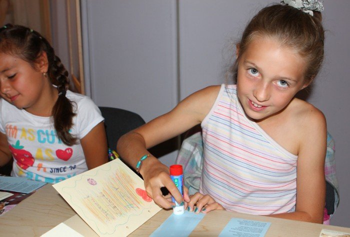 rozspiewani-wsrod-kwiatow-dzieci-zakonczyy-letni-wypoczynek-w-muflonie-foto-41237