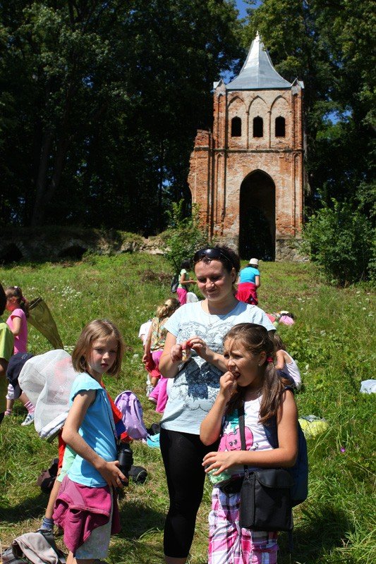 rozspiewani-wsrod-kwiatow-dzieci-zakonczyy-letni-wypoczynek-w-muflonie-foto-41237