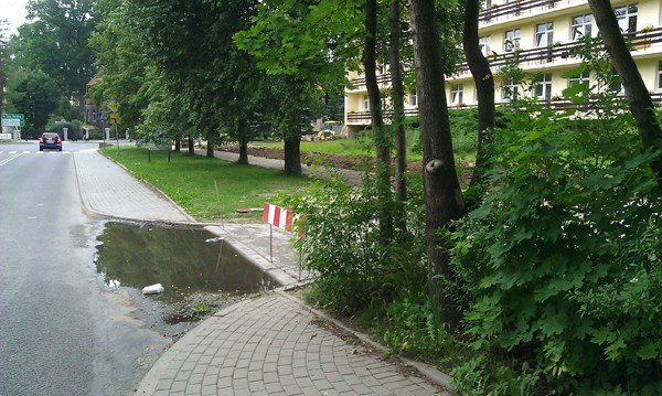 chodnik-z-bajorem-przy-ulicy-cervi-w-cieplicach-41240