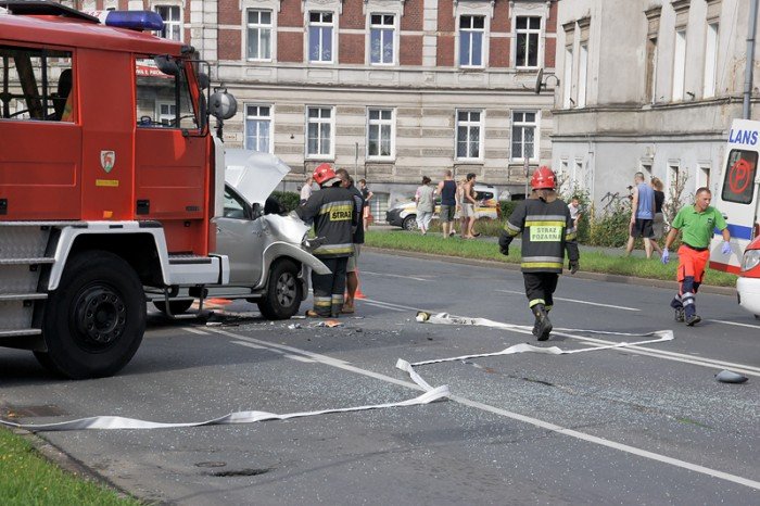 grozny-wypadek-na-skrzyzowaniu-ulic-wolnosci-i-wojska-polskiego-foto-41253
