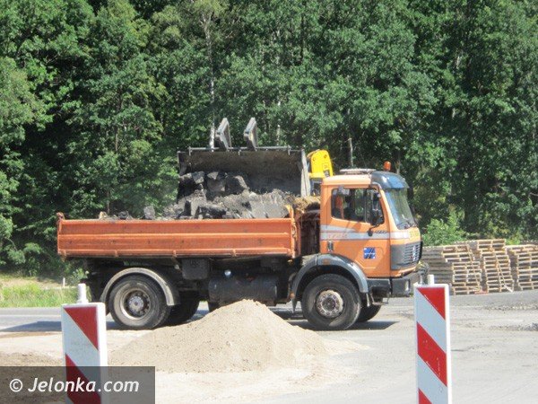 trwa-budowa-ronda-w-mikowie-kierowcy-gubia-sie-w-objazdach-foto-41328