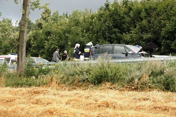 wypadek-trzech-aut-w-dziwiszowie-cztery-osoby-w-szpitalu-foto-41426
