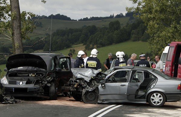 wypadek-trzech-aut-w-dziwiszowie-cztery-osoby-w-szpitalu-foto-41426