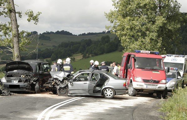 wypadek-trzech-aut-w-dziwiszowie-cztery-osoby-w-szpitalu-foto-41426