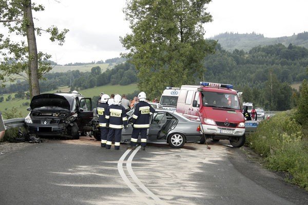 wypadek-trzech-aut-w-dziwiszowie-cztery-osoby-w-szpitalu-foto-41426