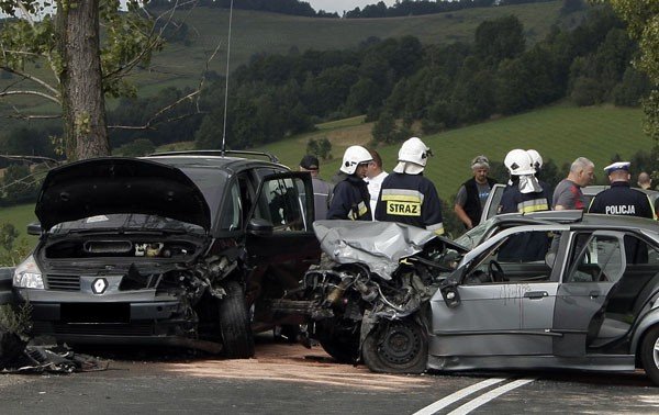 wypadek-trzech-aut-w-dziwiszowie-cztery-osoby-w-szpitalu-foto-41426