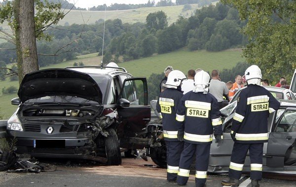 wypadek-trzech-aut-w-dziwiszowie-cztery-osoby-w-szpitalu-foto-41426
