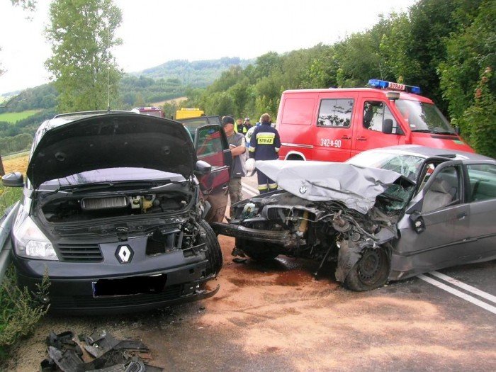 wypadek-trzech-aut-w-dziwiszowie-cztery-osoby-w-szpitalu-foto-41426
