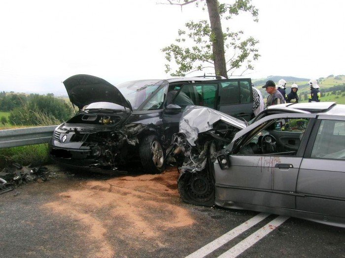 wypadek-trzech-aut-w-dziwiszowie-cztery-osoby-w-szpitalu-foto-41426