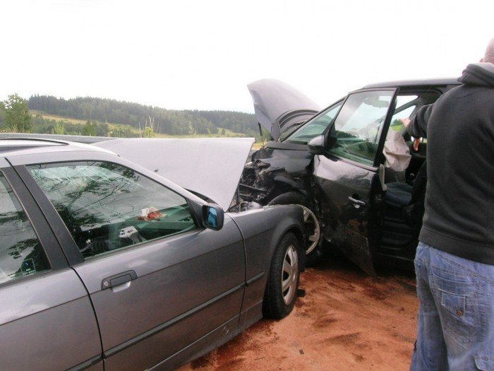 wypadek-trzech-aut-w-dziwiszowie-cztery-osoby-w-szpitalu-foto-41426