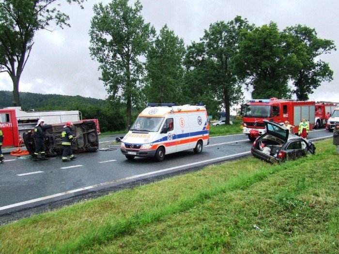 czoowka-peugeota-ze-skoda-piec-osob-w-szpitalu-w-tym-jedna-transportowana-smigowcem-foto-41433