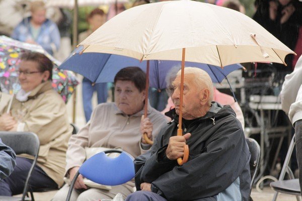 deszczowy-koncert-w-cieplicach-publicznosc-nie-zawioda-foto-41434