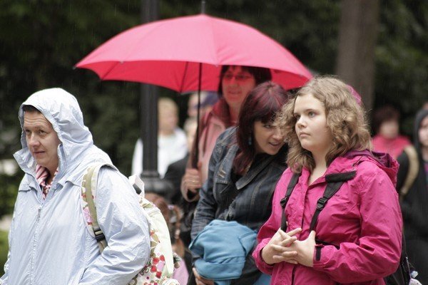 deszczowy-koncert-w-cieplicach-publicznosc-nie-zawioda-foto-41434