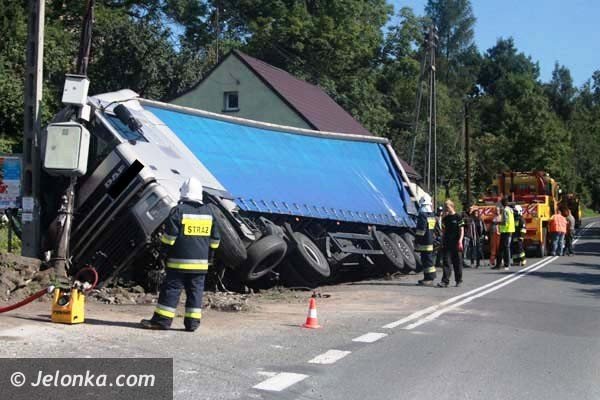 w-dziwiszowie-tir-stoczy-sie-z-drogi-i-uderzy-w-sup-foto-41445