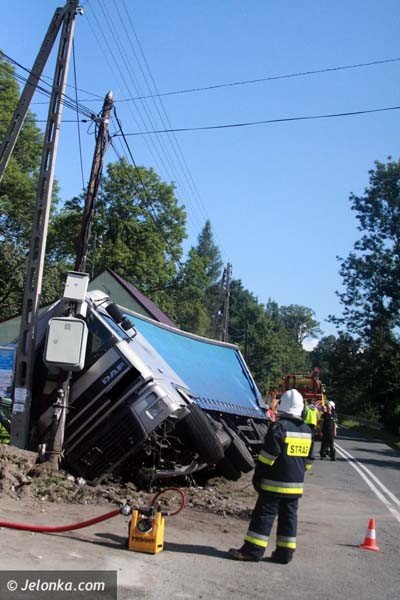 w-dziwiszowie-tir-stoczy-sie-z-drogi-i-uderzy-w-sup-foto-41445