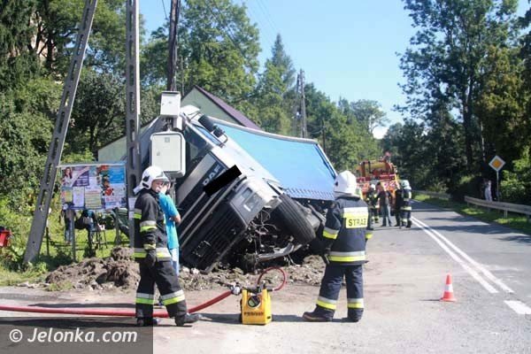 w-dziwiszowie-tir-stoczy-sie-z-drogi-i-uderzy-w-sup-foto-41445