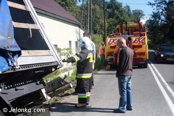 w-dziwiszowie-tir-stoczy-sie-z-drogi-i-uderzy-w-sup-foto-41445