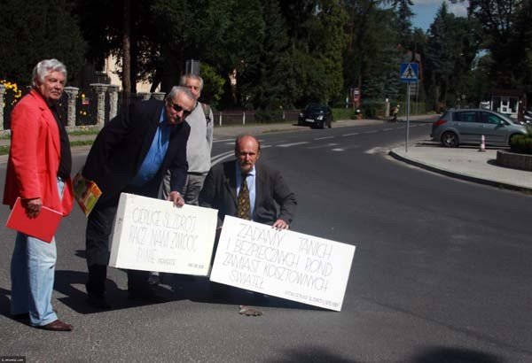 stowarzyszenie-cheplewody-manifestuje-dzis-na-rzecz-budowy-rond-w-cieplicach-foto-41450