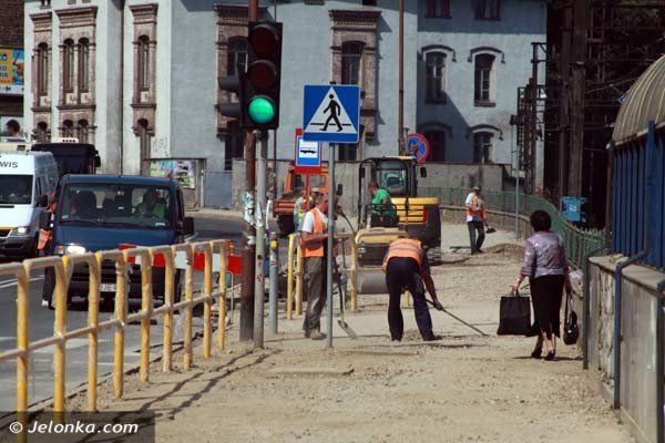 koniec-drogi-przez-meke-dziurawym-chodnikiem-foto-41499