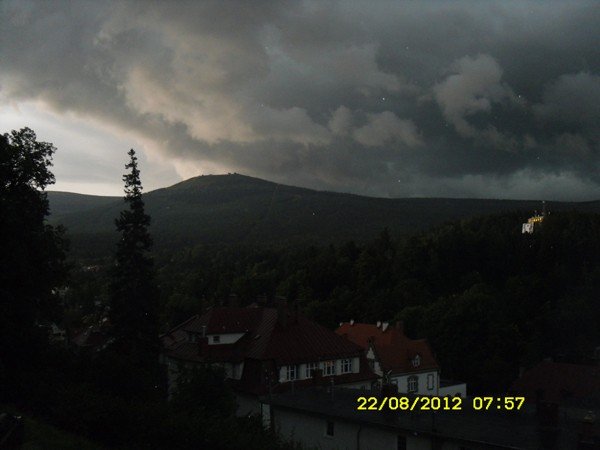 poranna-nawanica-nad-kotlina-jeleniogorska-jeszcze-moze-pogrzmiec-i-mocno-popadac-41573