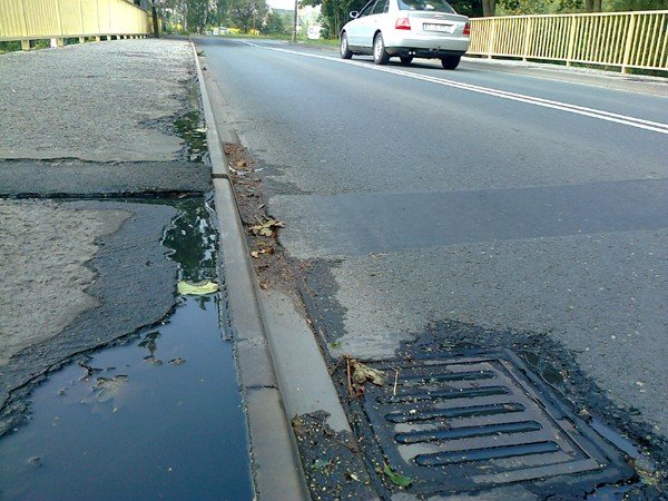 pozatykane-studzienki-i-ubytki-w-chodnikach-zmora-kierowcow-oraz-pieszych-na-ul-rataja-41593