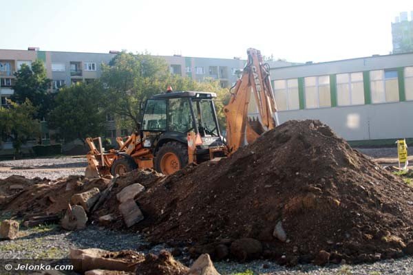 budowa-boiska-przy-gimnazjum-nr-4-z-poslizgiem-foto-41595