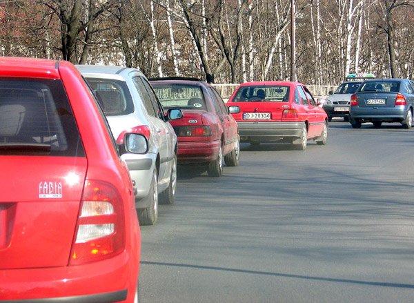 Na wiadukcie przy ul. Wojska Polskiego kolejki pojazdów ustawiają się już od rana.