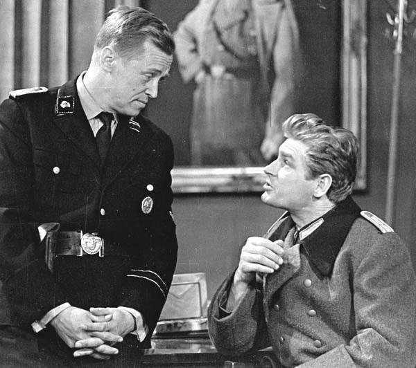 Gestapowiec Hermann Brunner w mundurze jednej z formacji SS, Hans Kloss z Wermachtu – odziany w mundur żandarmerii... To jedno z fałszerstw historii popularnego serialu.