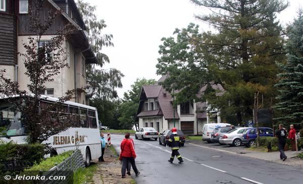 autobus-uderzy-w-karpaczu-w-skode-potem-w-mur-i-wjecha-do-ogrodu-foto-41727