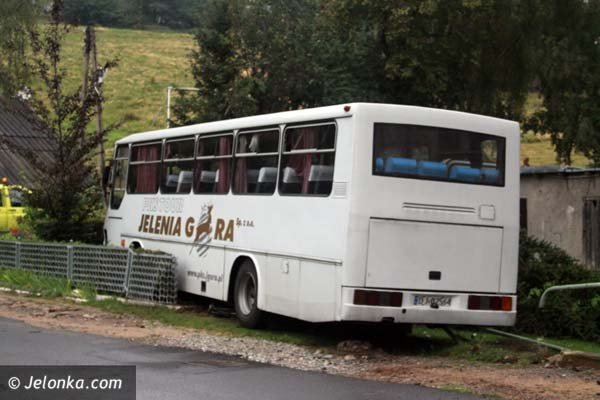 autobus-uderzy-w-karpaczu-w-skode-potem-w-mur-i-wjecha-do-ogrodu-foto-41727