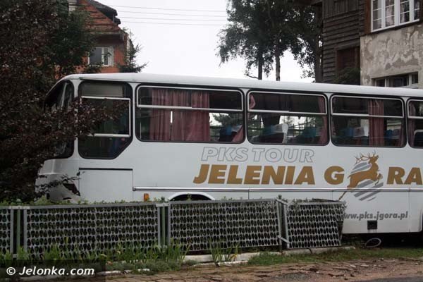 autobus-uderzy-w-karpaczu-w-skode-potem-w-mur-i-wjecha-do-ogrodu-foto-41727