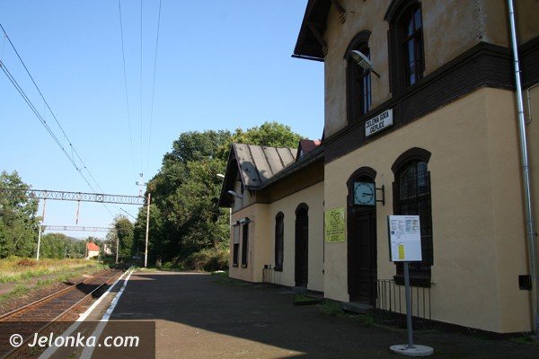 z-cieplickiej-stacji-na-peron-przez-pot-foto-41913